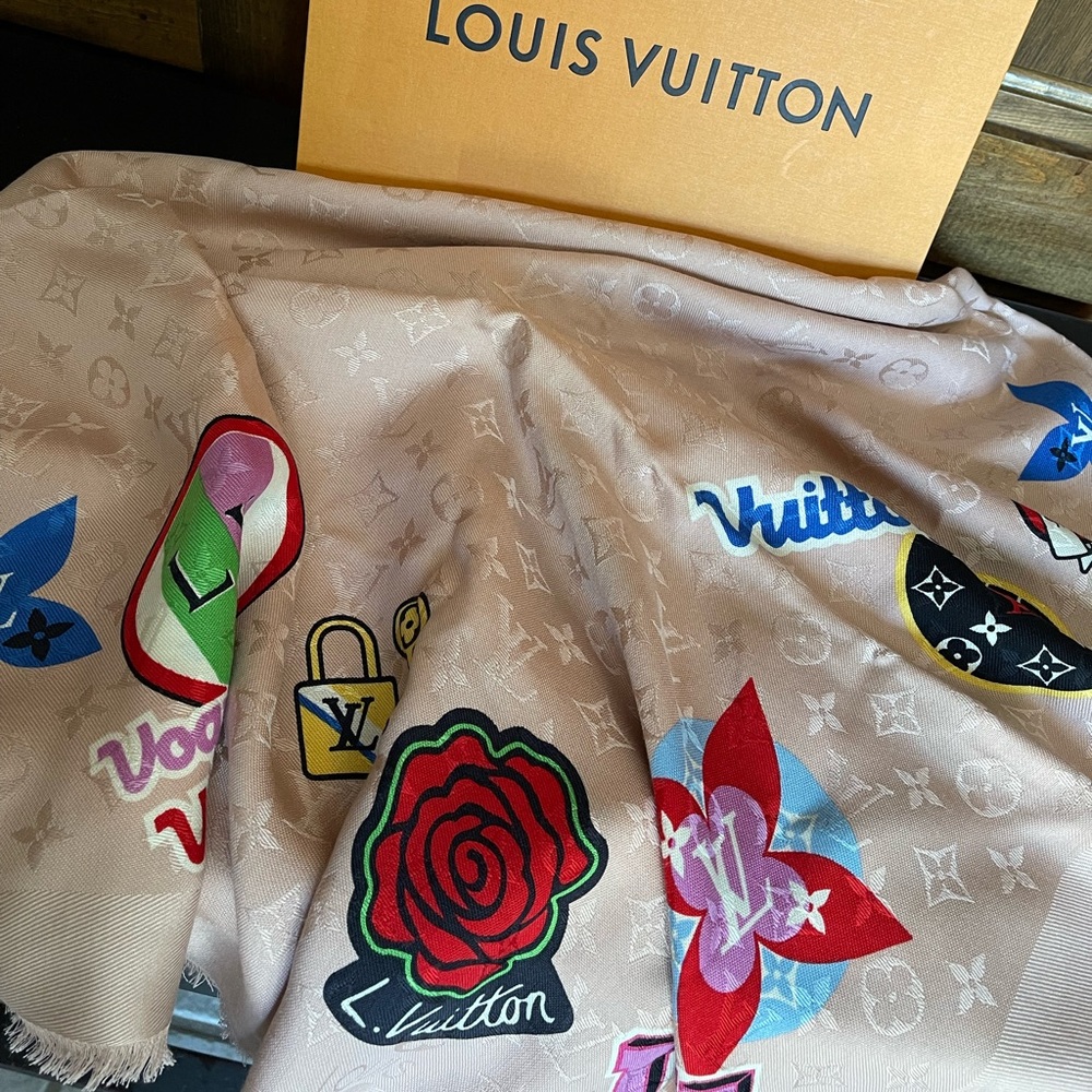 Louis Vuitton World Tour shawl / scarf Excellent condition Peachy/Pink